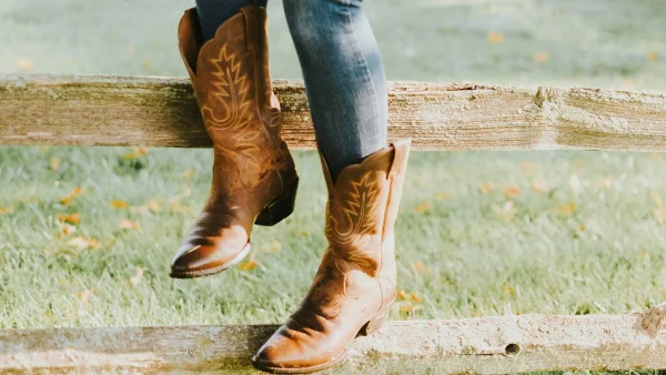 Emma verkocht haar cowboylaarzen via Marktplaats: 'Voor de deur stond een grote, dikke, kalende man'