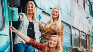 Thumbnail voor Jolisa, Eileen en Saskia beginnen een hostel op wielen: 'We hebben de bus zelf verbouwd'