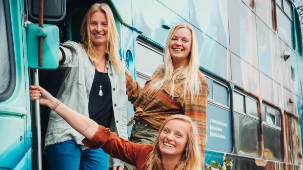 Jolisa, Eileen en Saskia beginnen een hostel op wielen