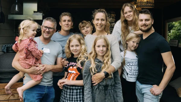 Annemarie Geerts en haar acht kinderen
