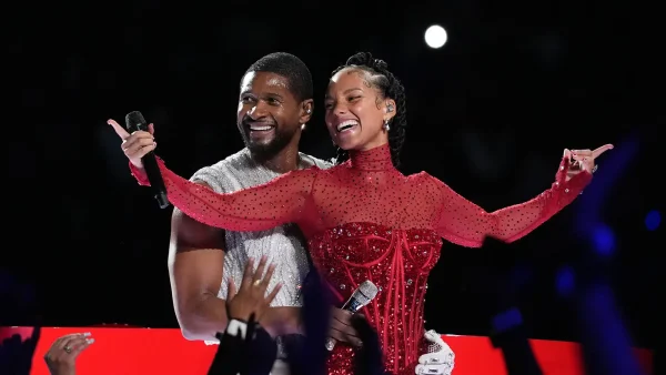 Usher en Alicia Keys tijdens de half-time show van de Super Bowl 2024