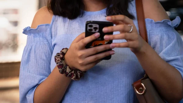 Vrouw is online op haar smartphon