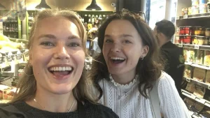 Thumbnail voor Roos (21) ontmoette haar beste vriendin op een begraafplaats in Parijs: 'Een aantal weken later zaten we in dezelfde klas'