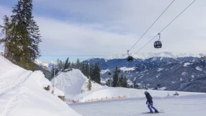 Thumbnail voor Nederlandse skiër overleden door botsing tegen boom in Oostenrijk