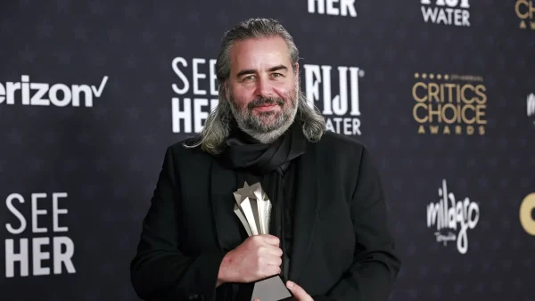 Hoyte van Hoytema poseert met een award bij de Critics Choice Awards