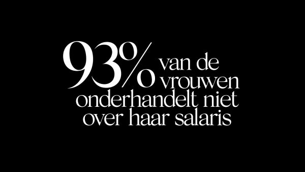 Zwarte achtergrond met in het wit de tekst: '93% van de vrouwen onderhandelt niet over haar salaris'