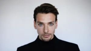 Thumbnail voor Béla (30) gaat viral als Meisje uit A'dam: 'Perfecte manier om mijn frustraties te uiten'