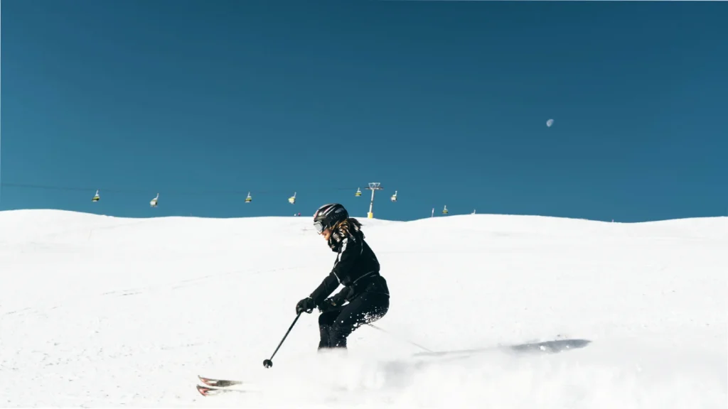 Vrouw aan het skiën op de piste