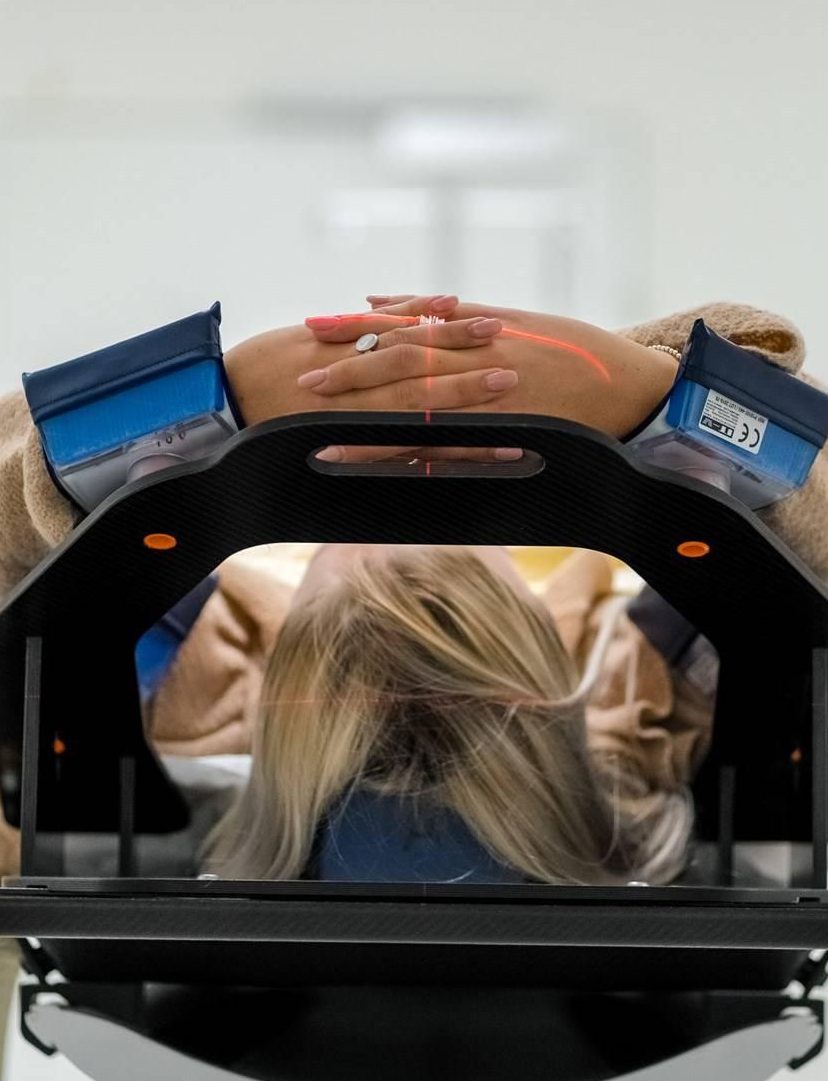 Vrouw gaat een scan in om kanker op te sporen