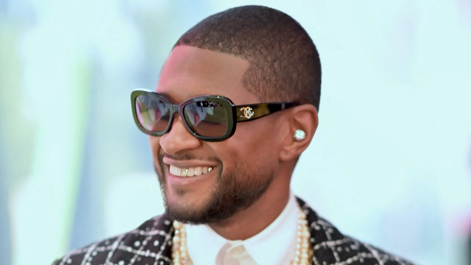 Foto van Usher met een zonnebril op