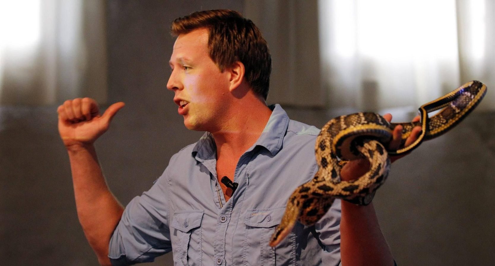 Freek Vonk liet zich wurgen door een anaconda en liet dat filmen