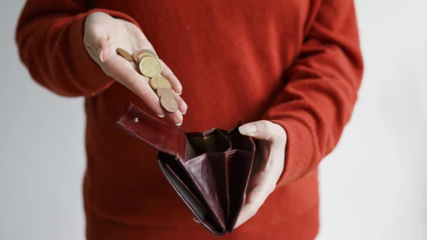 Vrouw doet geld in haar portomonnee