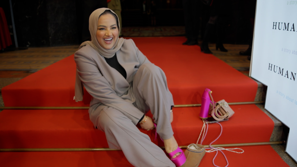 Ruba Zai rode loper trekt schoenen aan (KRO-NCRV)