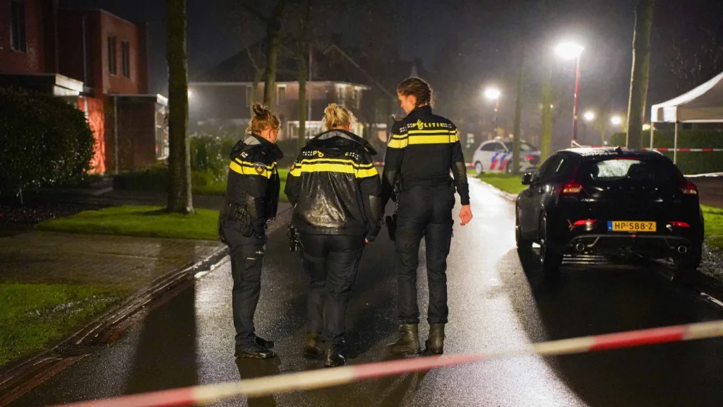 Agenten bij een steekpartij in Winsum