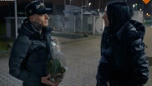 Thumbnail voor Robbie legt samen met Raven bloemen voor al 14 jaar vermiste moeder in 'Nachtdieren'