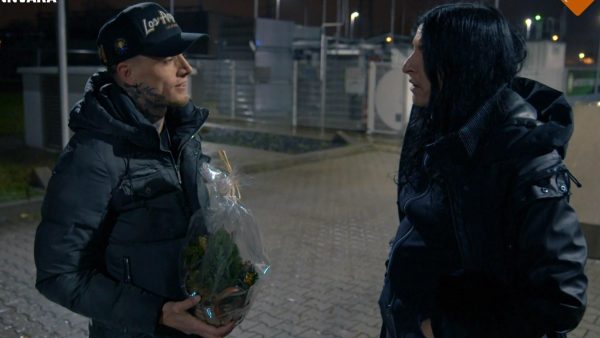 Robbie legt bloemen waar zijn moeder voor het laatst gezien is in 'Nachtdieren'