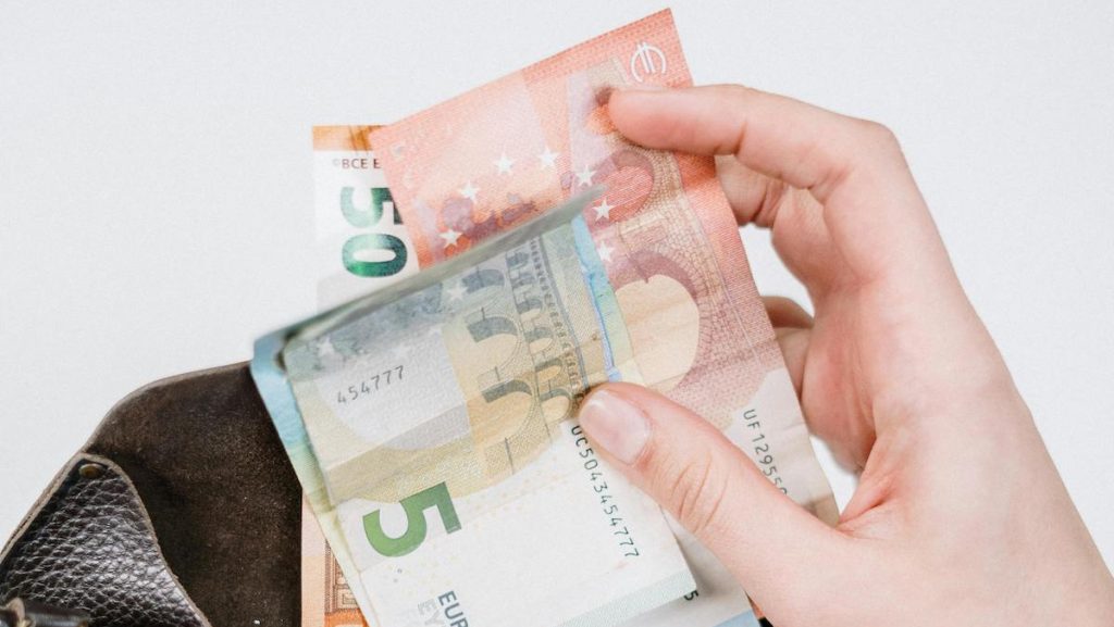 Hand die geld vasthoudt