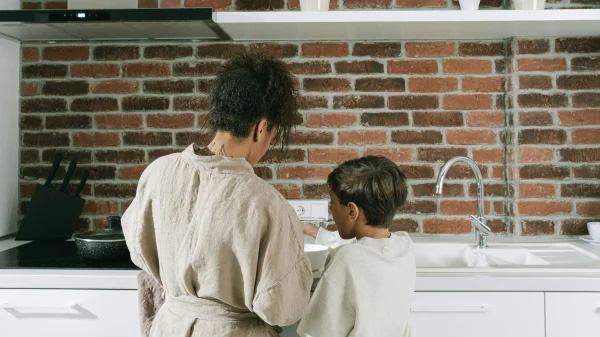 Vrouw en een kind in een keuken maatje