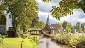 Thumbnail voor Wonen in een (bijna) privé openluchtmuseum: het kan in dit Friese dorpje