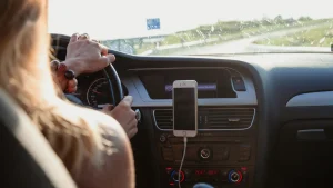Thumbnail voor Bezig met je rijbewijs? Dan word je binnenkort zelfs gecontroleerd op hoe je de deur opendoet