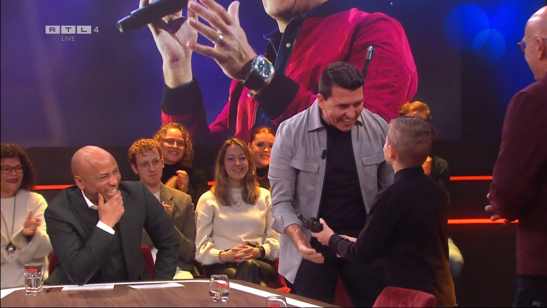 Jan Smit krijgt Edison Oeuvreprijs van zoon Senn in 'Humberto