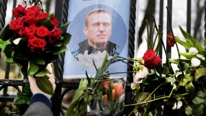 Thumbnail voor Aleksej Navalny begraven in Moskou, duizenden mensen bewijzen laatste eer