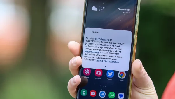 Een NL-alert op een smartphone, die het luchtalarm vervangt