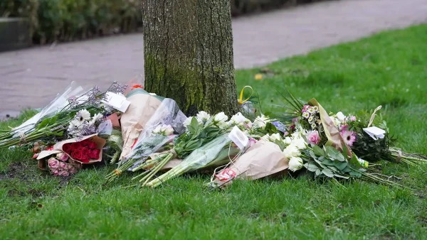 Bloemen op de plek waar Jet (17) werd neergestoken in Winsum