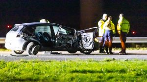 Thumbnail voor Automobilist (31) stapt uit na ongeluk op A27 en wordt doodgereden door vrachtwagen