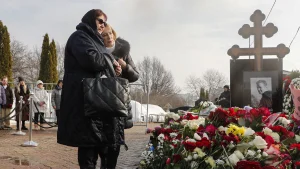 Thumbnail voor Moeder Navalny brengt dag na uitvaart bezoek aan graf van haar zoon