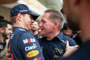 Thumbnail voor Max Verstappen staat stil bij de verjaardag van vader Jos met deze schattige foto