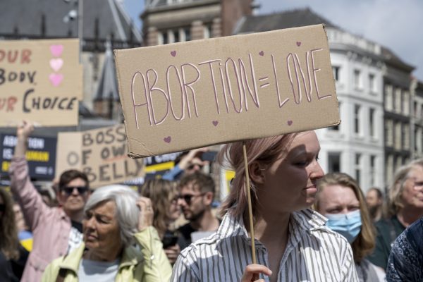 vrouwen protesteren tegen abortuswet