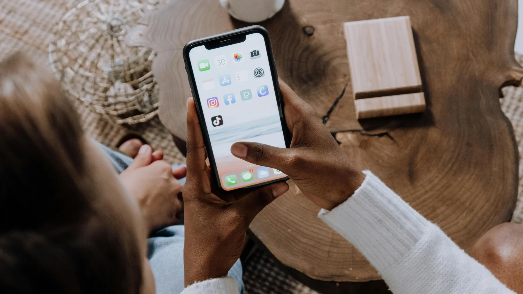 vrouw houdt telefoon vast