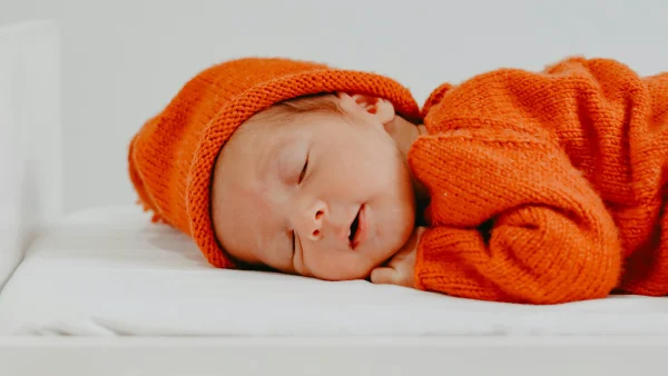 Baby in oranje pakje