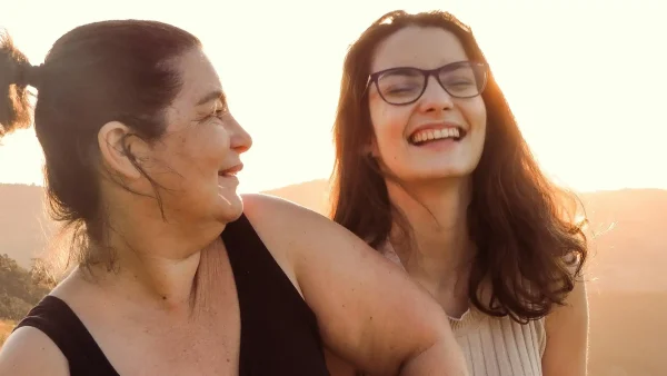 Familie: moeder en dochter lachen samen