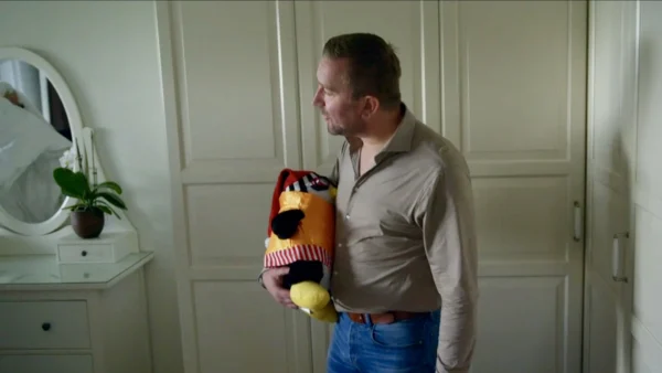 Suzanne en Bastiaan verdelen de cadeaus in MAFS