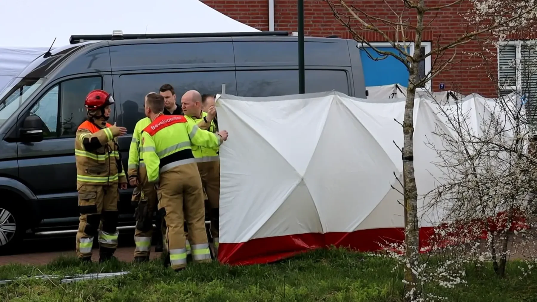 Hulpdiensten aan het werk na een mogelijk steekincident in Boekel