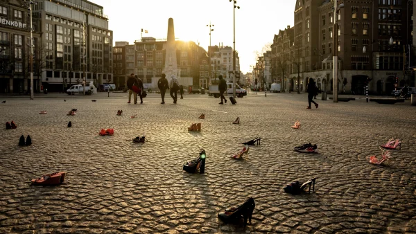 Stil protest tegen femicide met rode schoenen