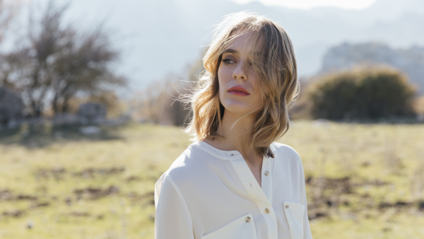 Vrouw met witte blouse buiten