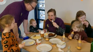 Thumbnail voor Familie Kraan viert opening camping met eerste gasten en schnitzels: 'Hij is te hard gegaan'