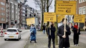 Thumbnail voor Demonstranten op Amsterdamse Waterlooplein, Amnesty protesteert langs route Israelische president
