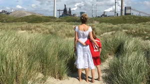 Thumbnail voor Stephanie (48) woont naast Tata Steel: 'Voel me schuldig naar mijn zoon omdat ik hier wilde wonen'