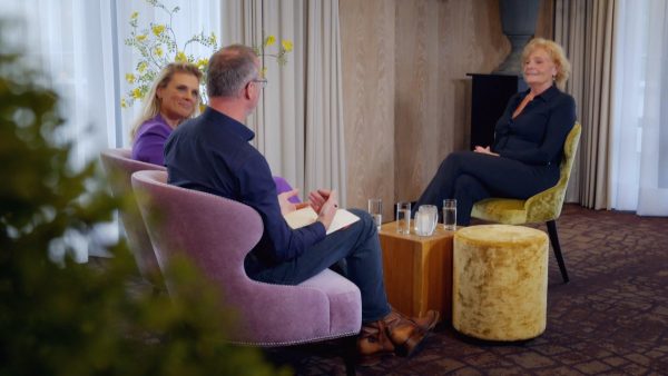 De experts praten met Anneke over contact met Dirk in 'MAFS' 'Married at first sight'