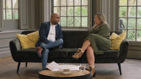 Sarath en Malou leveren de ringen in bij het eindgesprek in 'Married at First Sight' 'MAFS'