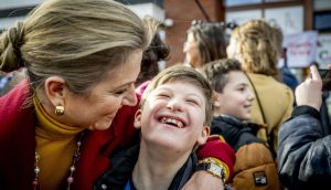 Thumbnail voor Oranjes bij NL Doet: koningspaar verrast buurthuis, Beatrix ruziet met schaap