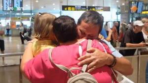 Thumbnail voor Emotionele hereniging familie Jelies in ‘Een Huis Vol Emigreert’: 'Dit gaan we nooit meer doen'