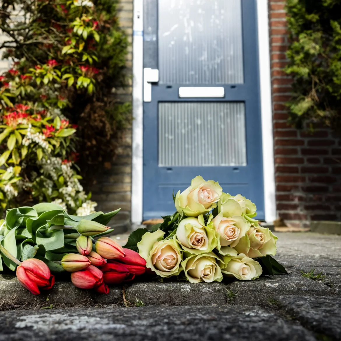 Bloemen bij het huis in Mierlo waar een vrouw werd doodgestoken
