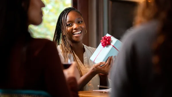 Vrouw houdt cadeau vast onder de tien euro | Cadeaus onder de tien euro