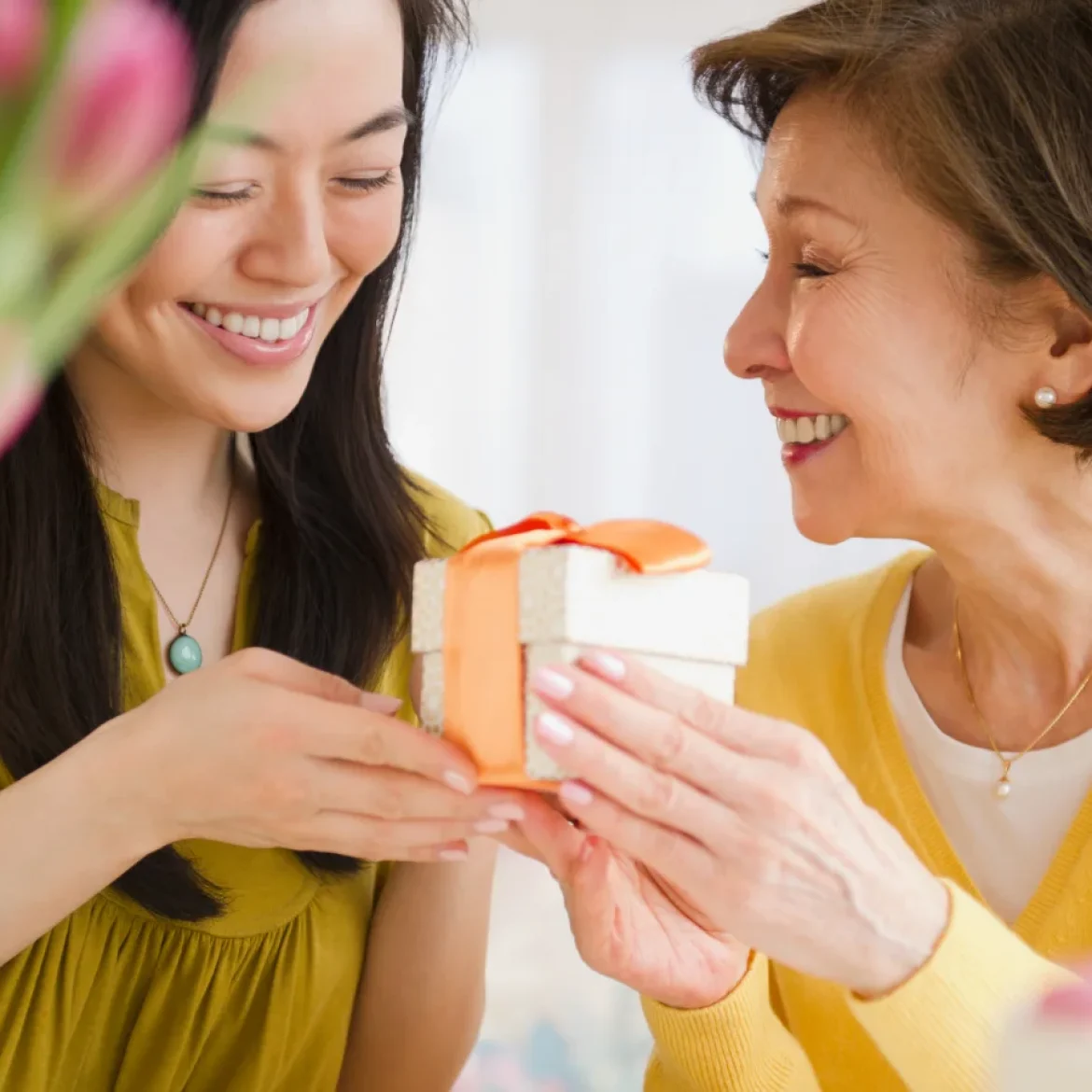 Vrouw geeft andere vrouw cadeau - cadeautips onder de 50 euro