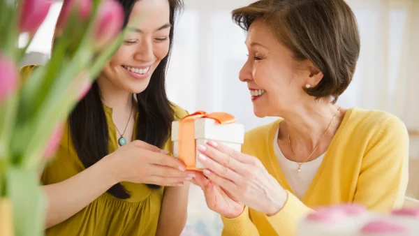 Vrouw geeft andere vrouw cadeau - cadeautips onder de 50 euro